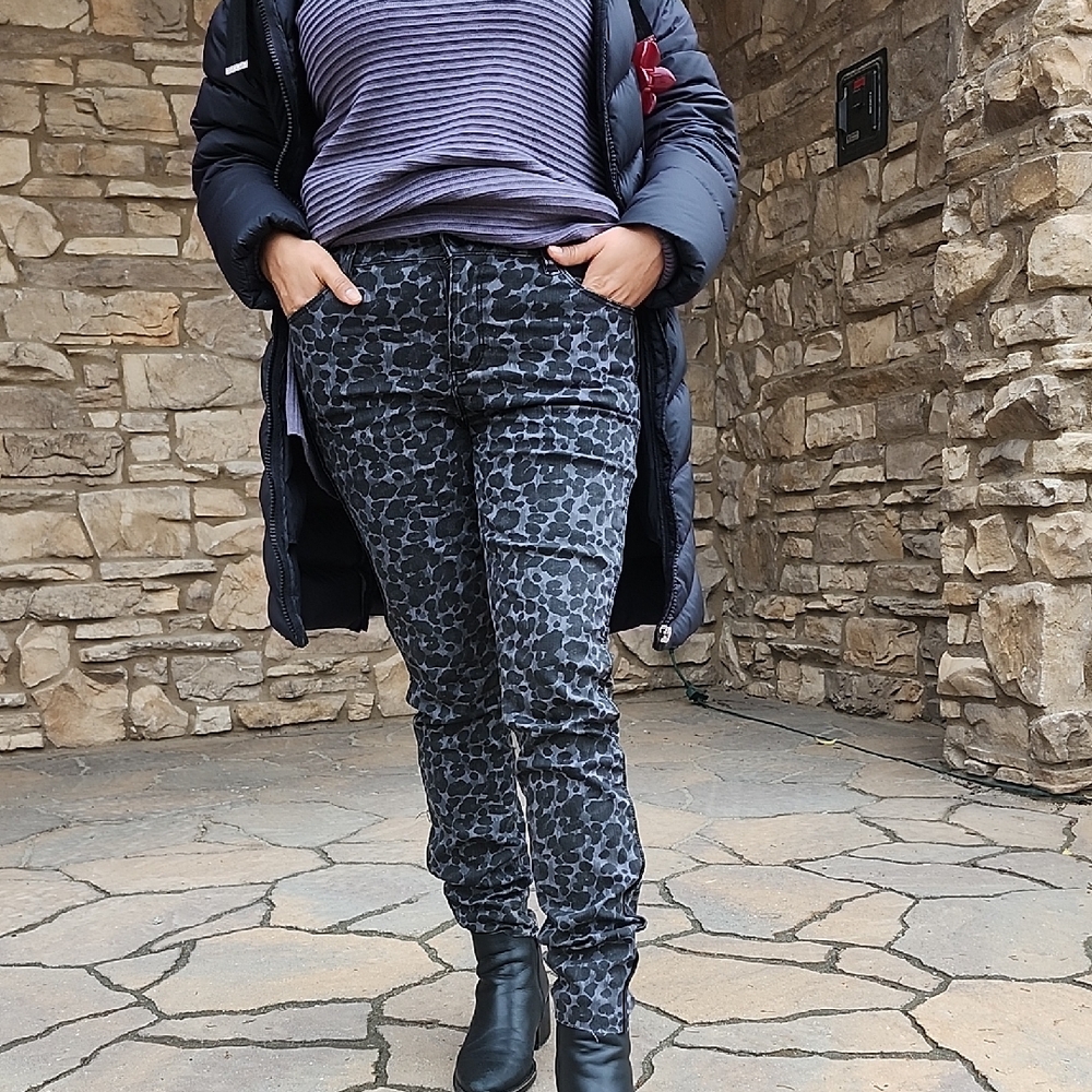 Women's Skinny Jeans in Black Leopard Print